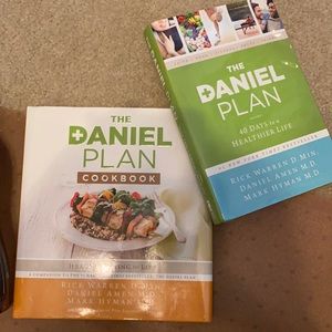 Daniel Plan Bk/Cookbook & Smoke Gray Water Bottle